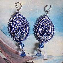 BO Marine Blue brod&eacute;es avec des navettes en Cristal de Swarovski &agrave; laquelle s'ajoute perles rondes en Cristal plasticine, perles nacr&eacute;es, pampilles et rocailles. Mont&eacute;es sur dormeuses en Argent 925